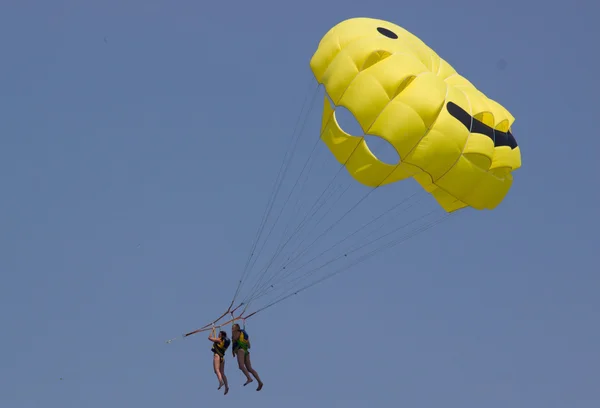 Parasailing over the water — Stock Photo, Image