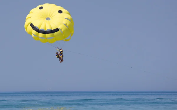 Parasailing sopra l'acqua — Foto Stock