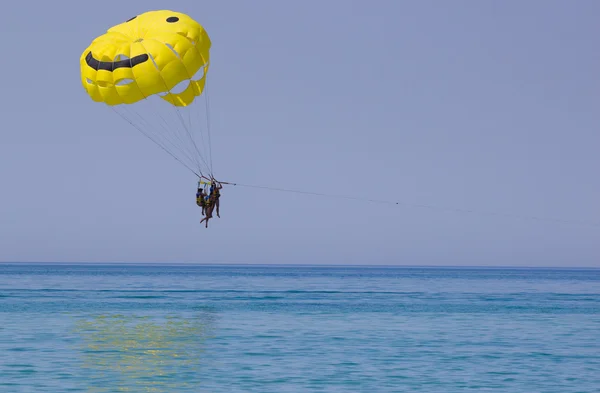 Parasailing sopra l'acqua — Foto Stock