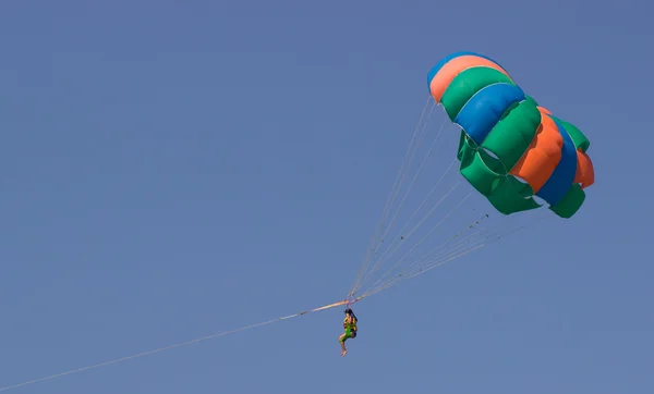 Parasailing sobre el agua — Foto de Stock