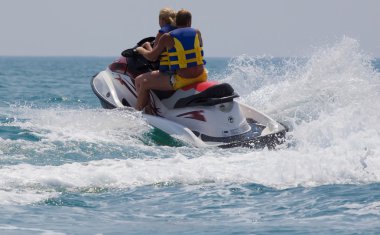jet ski üzerinde genç adam, 