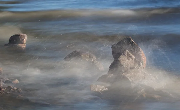 Las olas del mar impactan la roca en la playa —  Fotos de Stock