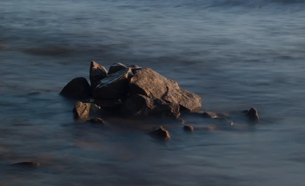 Zee golven wimpers lijn impact rots op het strand — Stockfoto