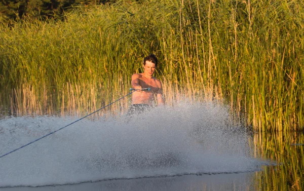 Wakeboarder podejmowania podstęp — Zdjęcie stockowe