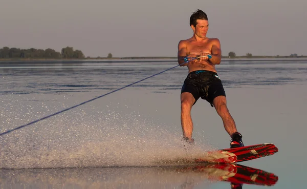 Wakeboarder робить трюк — стокове фото