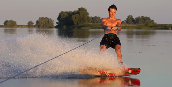 Wakeboarder fazendo truque — Fotografia de Stock