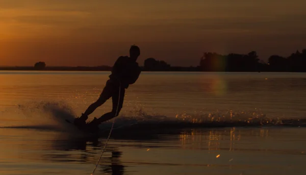 Wakeboarder co sztuczki na zachód słońca — Zdjęcie stockowe