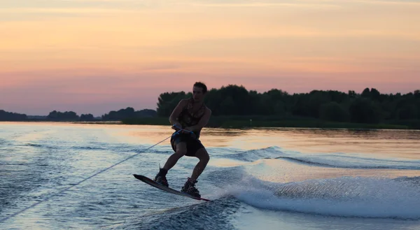 Wakeboarder fare trucchi al tramonto — Foto Stock