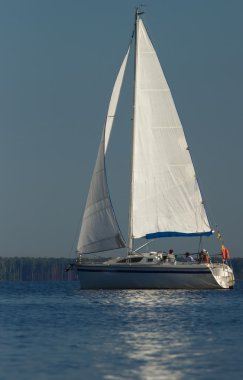 Beyaz yelkenleri dikiz ile yat