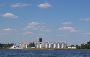 suya yakın tahıl depolama