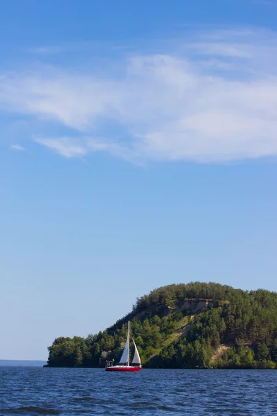 Yate de vela cerca de la isla — Foto de Stock