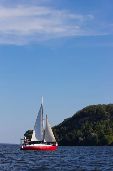 Yelkenli yat Adası yakınlarında — Stok fotoğraf