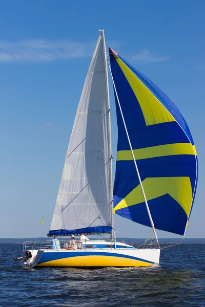 parlak renkli yelken ile yat