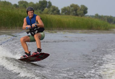 üzerinde bir wakeboard yapan atlet