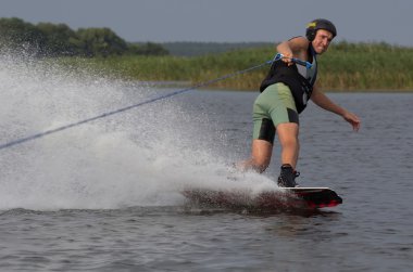 üzerinde bir wakeboard yapan atlet