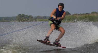 üzerinde bir wakeboard yapan atlet