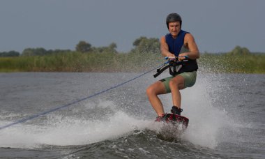 üzerinde bir wakeboard yapan atlet