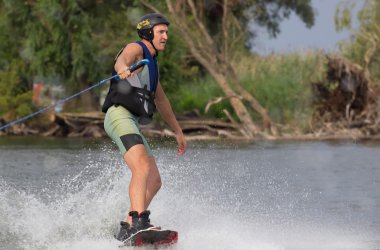 üzerinde bir wakeboard yapan atlet