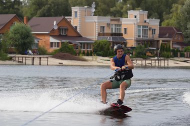 üzerinde bir wakeboard yapan atlet