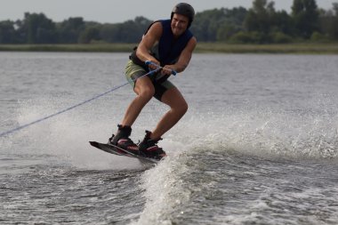 üzerinde bir wakeboard yapan atlet