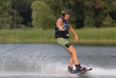 üzerinde bir wakeboard yapan atlet
