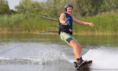 üzerinde bir wakeboard yapan atlet