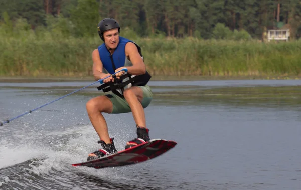 Atleta che fa trucchi su un wakeboard — Foto Stock