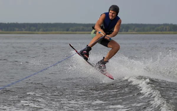 Zawodnik robi tricki na wakeboard — Zdjęcie stockowe