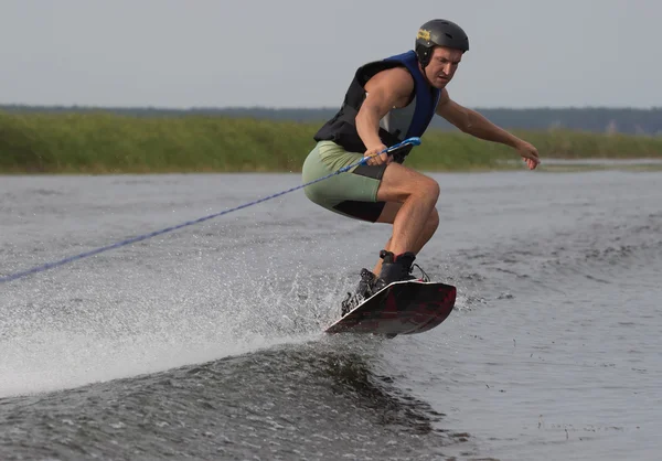 Atleta che fa trucchi su un wakeboard — Foto Stock