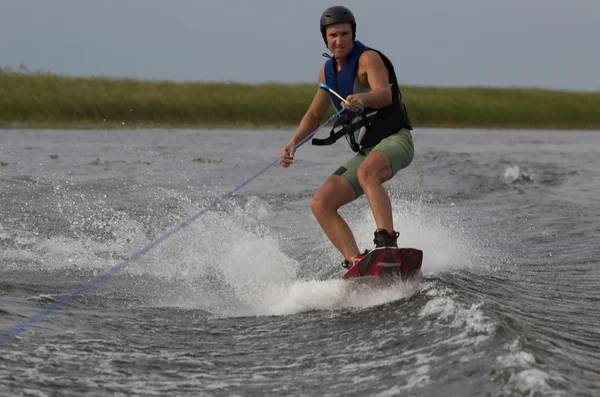 Atleta che fa trucchi su un wakeboard — Foto Stock