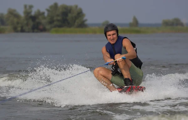 Atleta haciendo trucos en un wakeboard — Foto de Stock