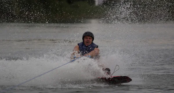 Atleta wakeboard começa — Fotografia de Stock