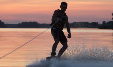 Wakeboarder günbatımı üzerinde hileler yapmak