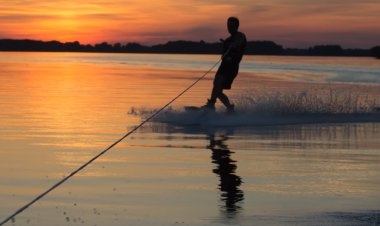 Wakeboarder günbatımı üzerinde hileler yapmak