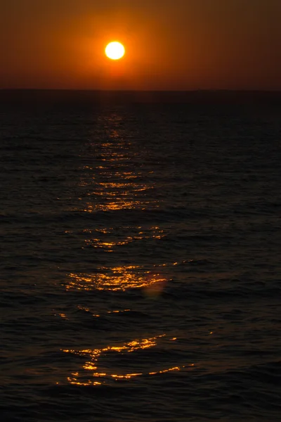 Deniz, çevre arka on Sunset — Stok fotoğraf