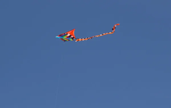 Pipa colorida voando ao vento . — Fotografia de Stock