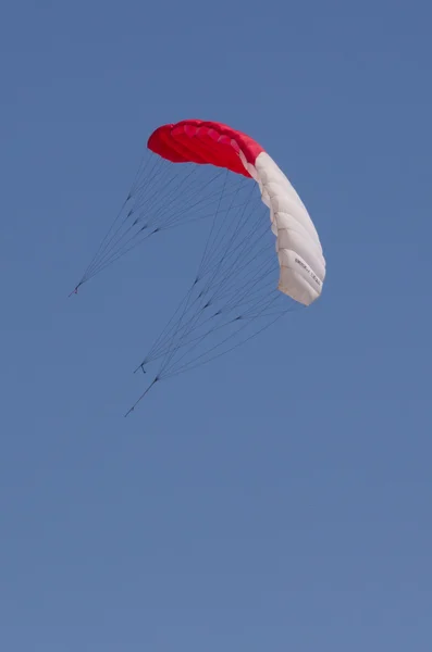 Opleiding vliegeren in de wind. — Stockfoto