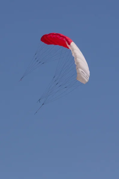 Entraînement cerf-volant volant dans le vent . — Photo