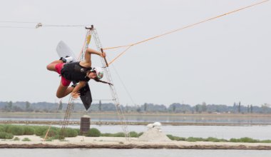 Wakeboarder günbatımı üzerinde hileler yapmak. Wakeboarding Kupası