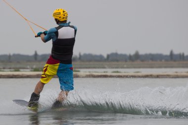 Wakeboarder günbatımı üzerinde hileler yapmak. Wakeboarding Kupası