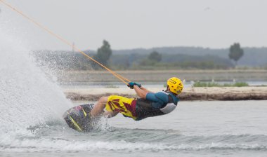 Wakeboarder günbatımı üzerinde hileler yapmak. Wakeboarding Kupası