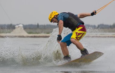 Wakeboarder günbatımı üzerinde hileler yapmak. Wakeboarding Kupası