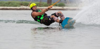 Wakeboarder günbatımı üzerinde hileler yapmak. Wakeboarding Kupası