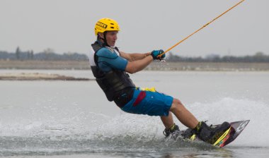 Wakeboarder günbatımı üzerinde hileler yapmak. Wakeboarding Kupası