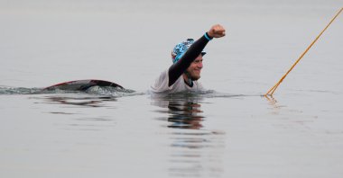 Wakeboarder günbatımı üzerinde hileler yapmak. Wakeboarding Kupası