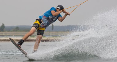 Wakeboarder günbatımı üzerinde hileler yapmak. Wakeboarding Kupası