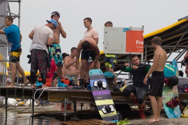 Wakeboarder günbatımı üzerinde hileler yapmak. Wakeboarding Kupası