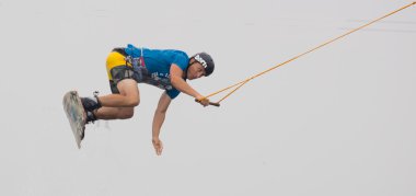 Wakeboarder günbatımı üzerinde hileler yapmak. Wakeboarding Kupası