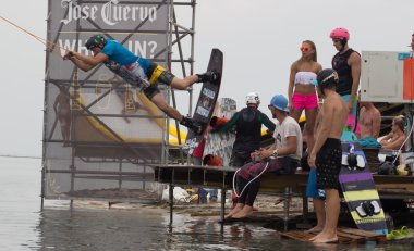 Wakeboarder günbatımı üzerinde hileler yapmak. Wakeboarding Kupası