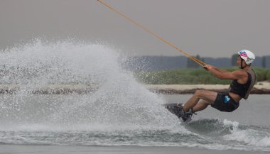 Wakeboarder günbatımı üzerinde hileler yapmak. Wakeboarding Kupası